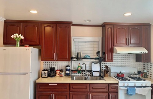 Bassett Casa | Cozy 2-Bedroom House Kitchen & Bath + Backyard
