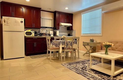 Bassett Casa | Cozy 2-Bedroom House Kitchen & Bath + Backyard