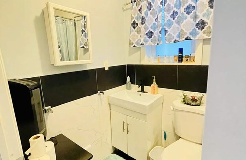 Williamsbridge Casa | Cozy 2-bedroom house in welcoming The Bronx with AC, WiFi