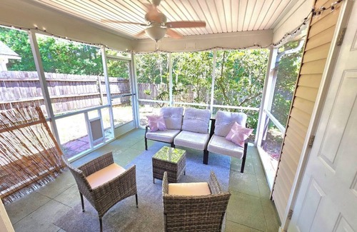Goose Creek Casa | Cozy 2-bedroom house with King Bed