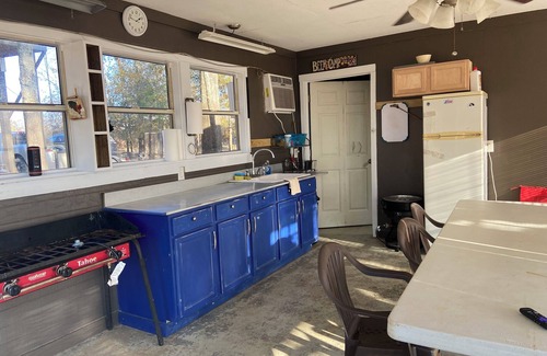 Acme Cabina | Cozy 2-bedroom lakefront fishing and hunting cabin in Jonesville with WiFi, AC