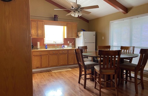 Acme Cabina | Cozy 2-bedroom lakefront fishing and hunting cabin in Jonesville with WiFi, AC