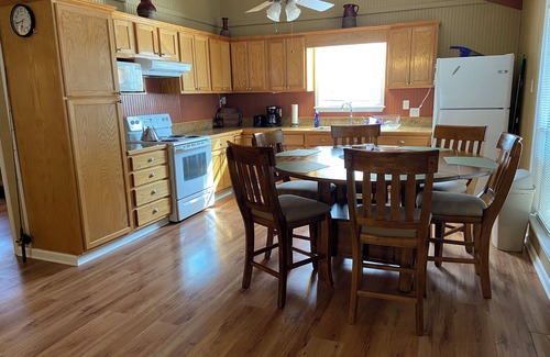 Acme Cabina | Cozy 2-bedroom lakefront fishing and hunting cabin in Jonesville with WiFi, AC