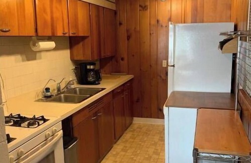 Brighton Cabaña | Cozy - 2 Bedroom, Lakefront Cottage UMich and MSU