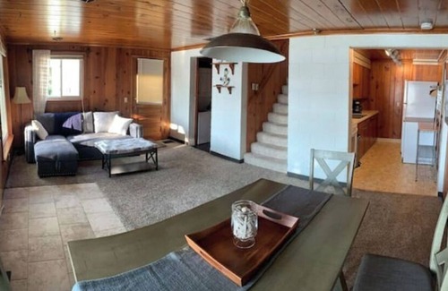 Brighton Cabaña | Cozy - 2 Bedroom, Lakefront Cottage UMich and MSU