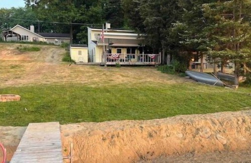 Brighton Cabaña | Cozy - 2 Bedroom, Lakefront Cottage UMich and MSU