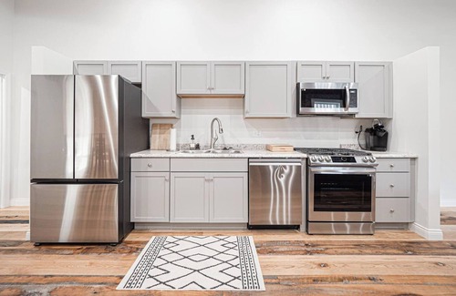 Evansville Apartamento | Cozy 2-bedroom Luxury apartment # 22 in awesome Evansville overlooking Downtown