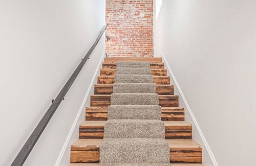 Evansville Apartamento | Cozy 2-bedroom Luxury apartment # 22 in awesome Evansville overlooking Downtown