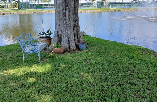 Jamaica Bay Casa | Cozy 2-bedroom manufactured home for Snowbirds in charming South Fort Myers.