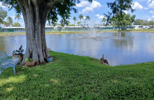 Jamaica Bay Casa | Cozy 2-bedroom manufactured home for Snowbirds in charming South Fort Myers.