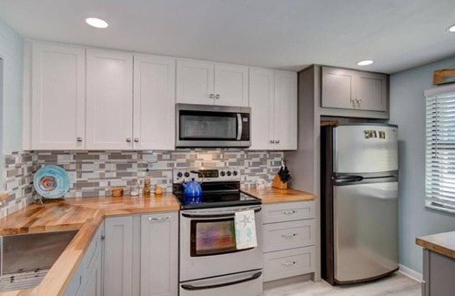 Hutchinson Island South Condominio | Cozy 2-bedroom oceanfront condo with WiFi, AC in serene Jensen Beach