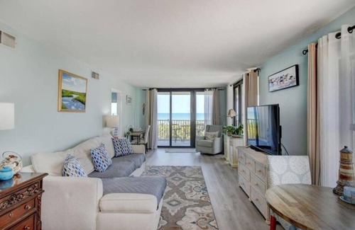 Hutchinson Island South Condominio | Cozy 2-bedroom oceanfront condo with WiFi, AC in serene Jensen Beach