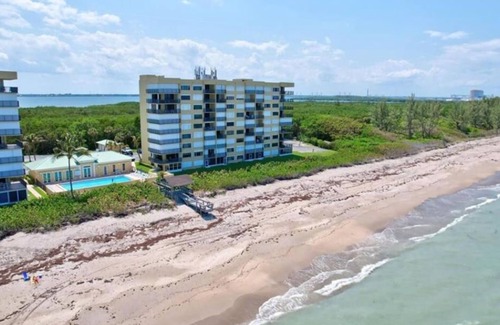Hutchinson Island South Condominio | Cozy 2-bedroom oceanfront condo with WiFi, AC in serene Jensen Beach