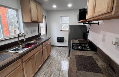 Pikeville Cabina | Cozy 2-bedroom/office cabin w/ POOL, AC, WIFI on 35 Acres