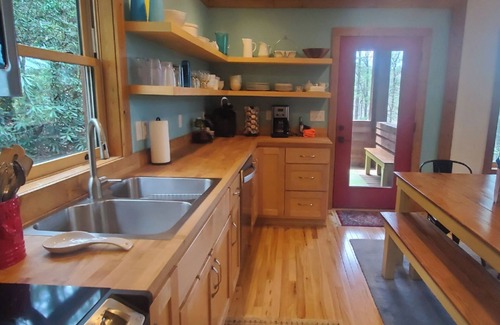 Cashiers Cabina | Cozy 2 bedroom, pet friendly cabin in Cashiers, NC with spectacular views.