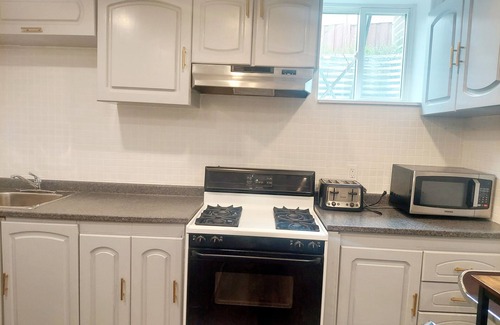 Ajax Apartamento | Cozy 2 bedroom plus Den walkout basement apartment