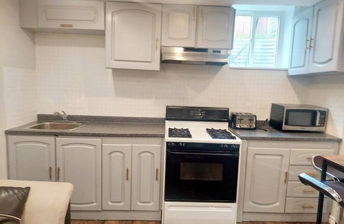 Ajax Apartamento | Cozy 2 bedroom plus Den walkout basement apartment
