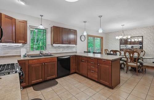 Mosinee Apartamento | Cozy 2-Bedroom Retreat with Wooded Views, Fire Pit & Stylish Kitchen!