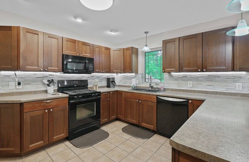 Mosinee Apartamento | Cozy 2-Bedroom Retreat with Wooded Views, Fire Pit & Stylish Kitchen!