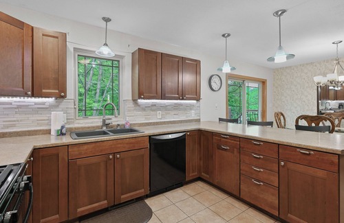 Mosinee Apartamento | Cozy 2-Bedroom Retreat with Wooded Views, Fire Pit & Stylish Kitchen!