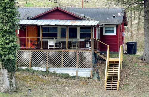 Terry Cabina | Cozy 2-bedroom riverfront cabin inside the new river gorge national park.