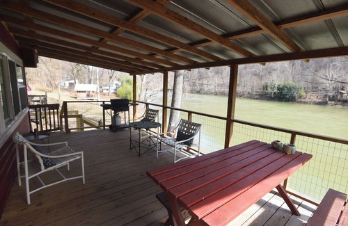 Terry Cabina | Cozy 2-bedroom riverfront cabin inside the new river gorge national park.