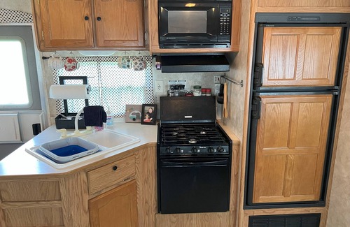 Madison Casa | Cozy 2-bedroom RV on the Ohio River near historic Madison, IN with AC & a view!