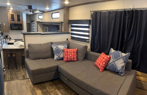 Nice Casa | Cozy 2-bedroom RV with WiFi, A/C, full kitchen. Just walking distance from lake