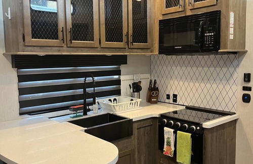 Nice Casa | Cozy 2-bedroom RV with WiFi, A/C, full kitchen. Just walking distance from lake