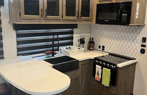 Nice Casa | Cozy 2-bedroom RV with WiFi, A/C, full kitchen. Just walking distance from lake