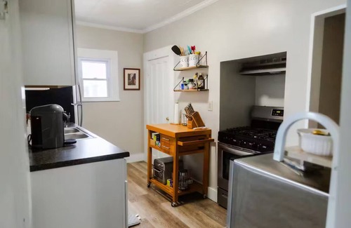 Auburn Apartamento | Cozy 2-bedroom, second floor apartment in Auburn. Pet-friendly!