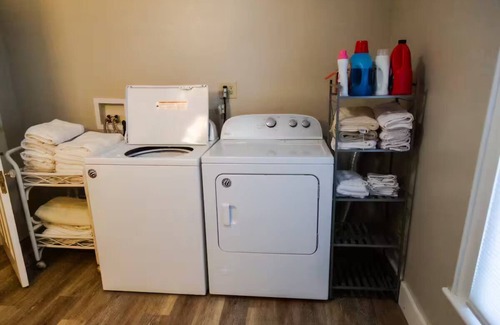 Auburn Apartamento | Cozy 2-bedroom, second floor apartment in Auburn. Pet-friendly!