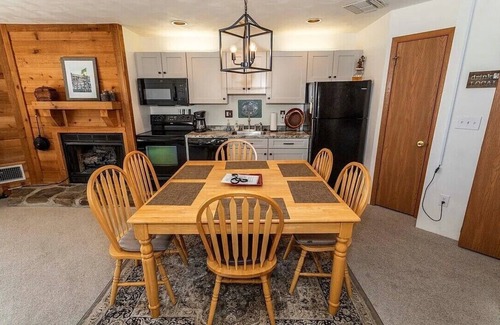 Rockwood Condominio | Cozy 2-bedroom Seven Springs Ski-in/Ski-out Condo