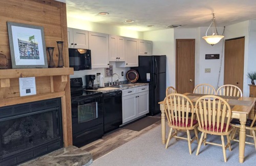 Rockwood Condominio | Cozy 2-bedroom Seven Springs Ski-in/Ski-out Condo