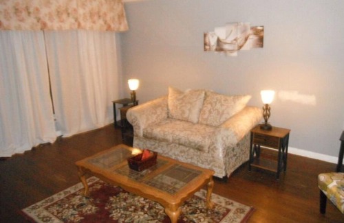 Roseland Casa | Cozy 2 bedroom single residence near the Historical Beverly Hills community
