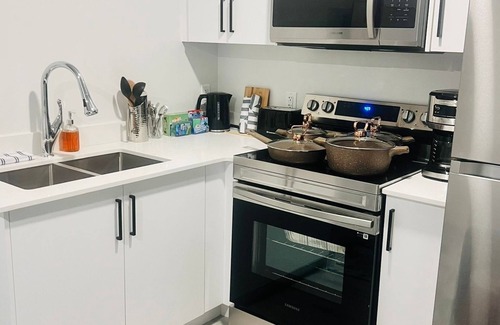 Northwest Edmonton Casa | Cozy 2-bedroom Suite Close To West Edmonton Mall