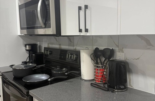 Southwest Edmonton Casa | Cozy 2 Bedroom Suite Close to Amenities