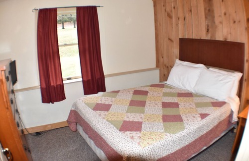 Stahlstown Cabina | Cozy 2 bedroom suite with living room. Close to hiking trails, ski resorts and family parks!