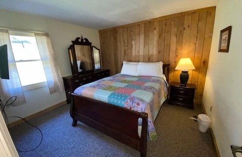 Stahlstown Cabina | Cozy 2 bedroom suite with living room. Close to hiking trails, ski resorts and family parks!
