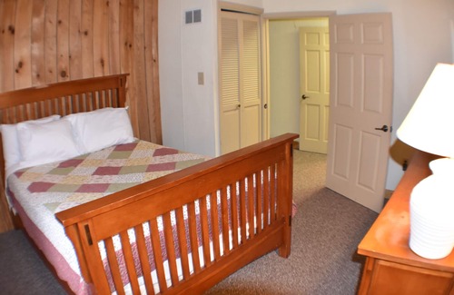 Stahlstown Cabina | Cozy 2 bedroom suite with living room. Close to hiking trails, ski resorts and family parks!