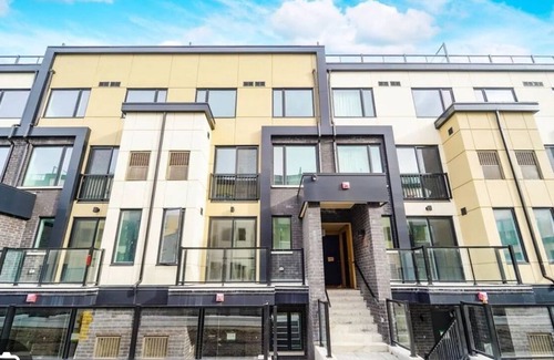 Victoria Village Casa | Cozy 2 Bedroom townhome in Toronto!