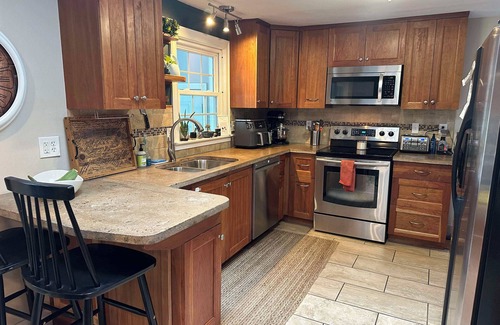 Riverside Casa | Cozy 2-bedroom, 1-bathroom house in beautiful East Providence/Riverside.