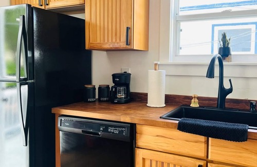 Dolphin Isles Cabaña | Cozy 2 Bedroom Cottage 2 Minute Walk to the Coast