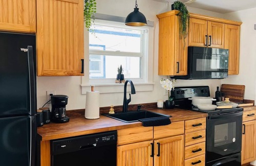 Dolphin Isles Cabaña | Cozy 2 Bedroom Cottage 2 Minute Walk to the Coast