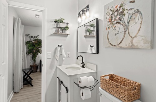North Charleston Condominio | Cozy 2-bedroom condo in North Charleston, close to downtown and beaches.