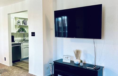 South Salt Lake Condominio | Cozy 2-bedroom condo with AC, nestled in South Salt Lake City.