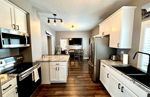 Folsom's Addition Casa | Cozy, 2-bedroom vacation home- 1 mile to DT: Hot Tub, 86" TV, Golf & Fenced Yard