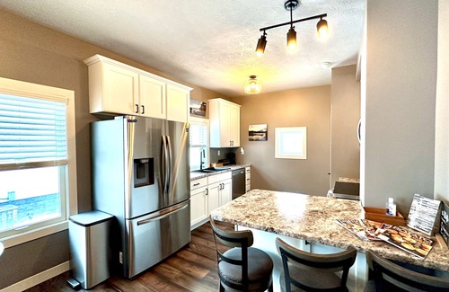Folsom's Addition Casa | Cozy, 2-bedroom vacation home- 1 mile to DT: Hot Tub, 86" TV, Golf & Fenced Yard
