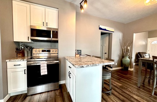 Folsom's Addition Casa | Cozy, 2-bedroom vacation home- 1 mile to DT: Hot Tub, 86" TV, Golf & Fenced Yard