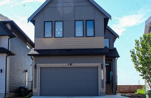Southeast Calgary Apartamento | Cozy 2-Bedroom Walkout Basement Suite